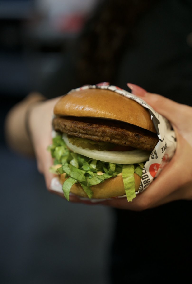 ini_burger's tweet photo. Enjoy the end of the work week with one of or premium burgers. Always made fresh, always made with 100% halal beef patties or with your choice of our “impossible” vegan burger. 
-
#halal #foodie #bayarea https://t.co/2vXd5g5idF