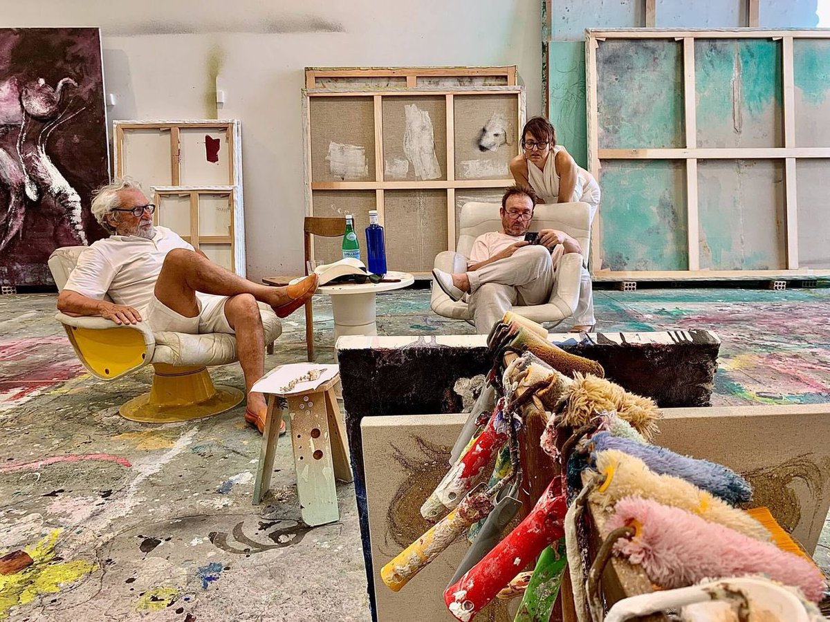 En ‘Dios lo ve’ hay una escena en la que Oscar Tusquets y Miquel Barceló hablan sobre qué museo es más feo, si el de la Acrópolis de Atenas o el Reina Sofía. Entre risas gana el segundo. Por lo demás, qué envidia la vida, la alegría y las ganas de vivir de Tusquets. En <a href="/Filmin/">Filmin</a>