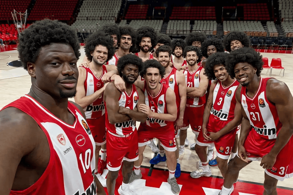 Συμπέρασμα 1ου ημιχρόνου:

Η παρακάτω ομάδα όχι απλά θα σήκωνε Ευρωλίγκα... θα πήγαινε να κάνει το νταμπλ σηκώνοντας και το ΝΒΑ.

#OlympiacosBC