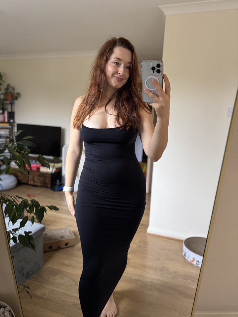 Ellefromxyz's tweet image. Born in 1990, single, two cats, a lil chubby. Your type or nah?