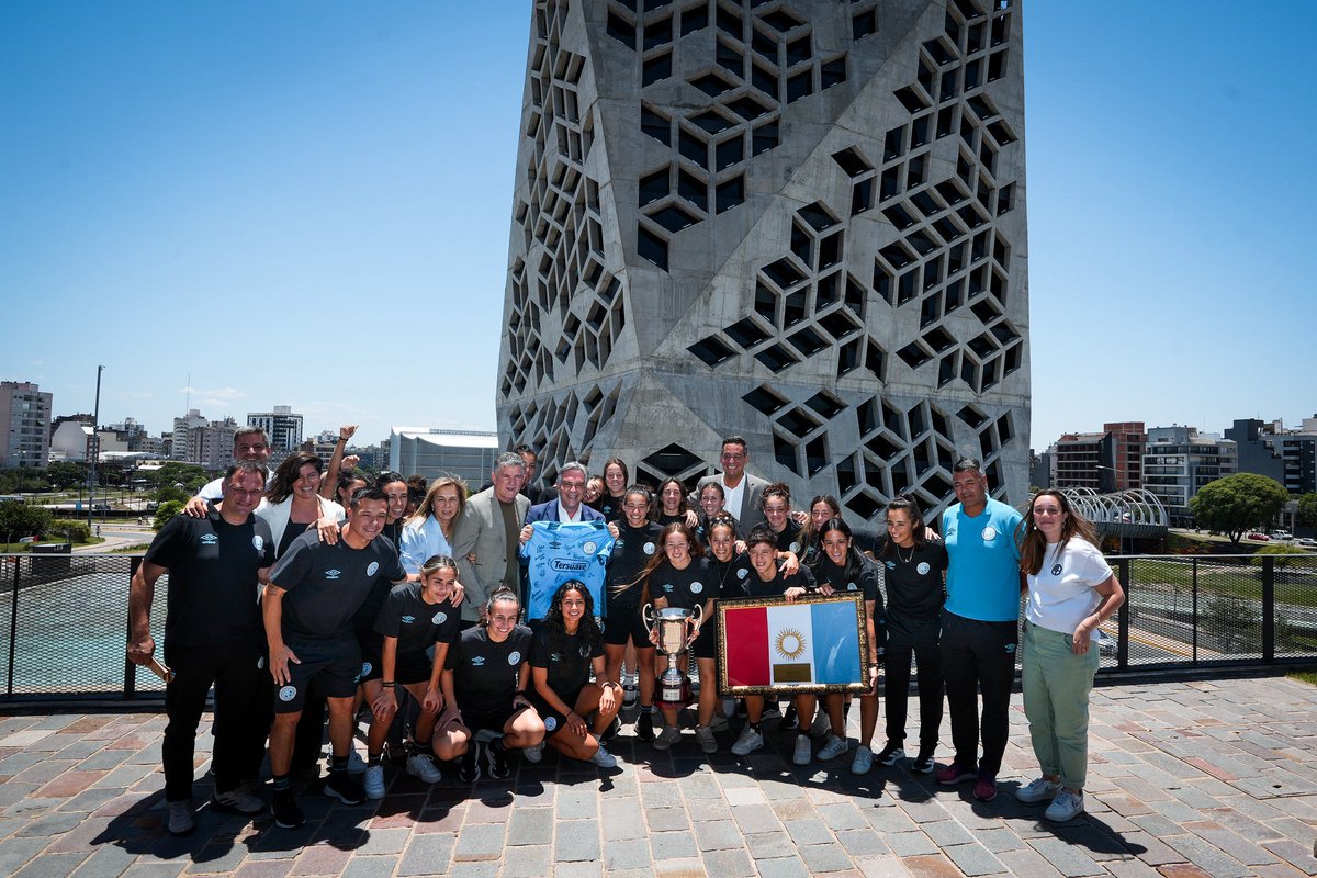 miguelsiciliano's tweet photo. 🏆 RECONOCIMIENTO A LAS CAMPEONAS DEL FÚTBOL ARGENTINO ⚽

Un orgullo recibir, junto al gobernador @MartinLlaryora y el presidente de @DeportesCba, @agustincalleri_, al plantel de @Belgrano y a su presidente @luifagol para celebrar el campeonato obtenido, un logro que llena de orgullo a toda #Córdoba.

🙌 Las “Piratas” hicieron historia y marcaron un antes y un después en el deporte nacional. Belgrano fue un actor fundamental desde sus inicios, apostando al desarrollo de la disciplina y convirtiéndose en la primera institución de Córdoba en lograr la profesionalización del fútbol.

💪 Estamos convencidos de que cuando se invierte en deporte se fortalece el trabajo, se promueven valores, se generan oportunidades y se construye comunidad, acompañando procesos que crecen con esfuerzo y compromiso.

🏆 Este título es resultado del talento, la constancia y la dedicación, pero también de un trabajo sostenido en el tiempo.

¡Gracias @BelgranoFem por poner a Córdoba en lo más alto!