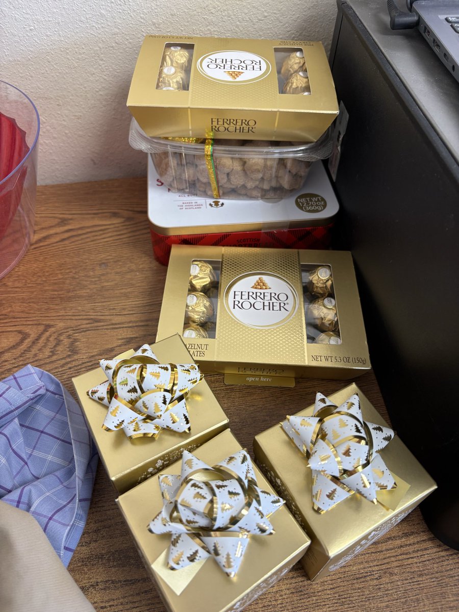 nuclearbby's tweet image. from four different customers today 😭😭stoppp