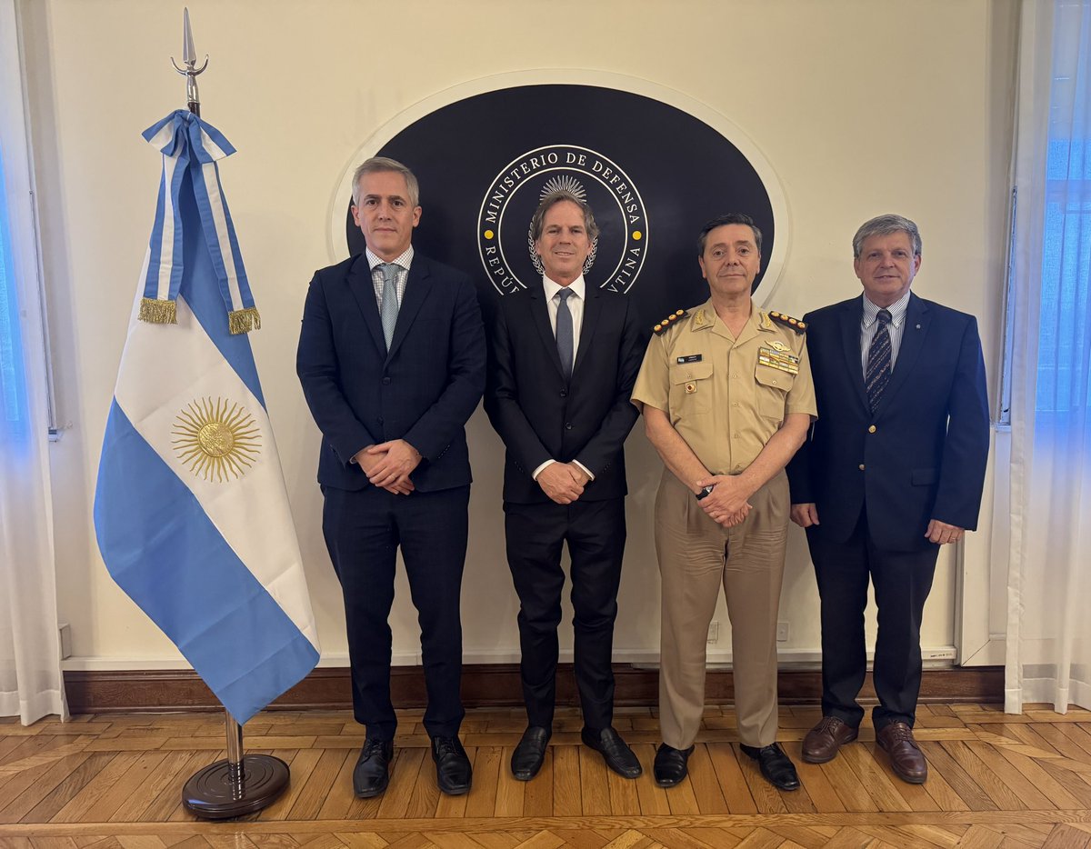 Mantuve una audiencia con el Embajador argentino en los Estados Unidos, Alec Oxenford.

Conversamos sobre la articulación del sistema de Defensa en el escenario de la geopolítica internacional, en particular en el trabajo conjunto con la Embajada <a href="/ARGinUSA/">Embassy of Argentina in USA</a>