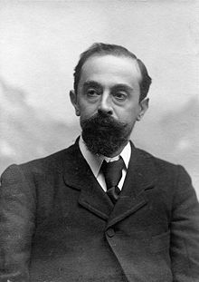 "Porteu-me alta i aixequeu-me dreta
al damunt vostre i marxant sempre avant,
i al vostre cor teniu-me ben estreta,
que el vent és fort i Catalunya és gran"

Cant de la Bandera.
Joan Maragall ("Adéu Espanya!") va morir el 20 de desembre de 1911.