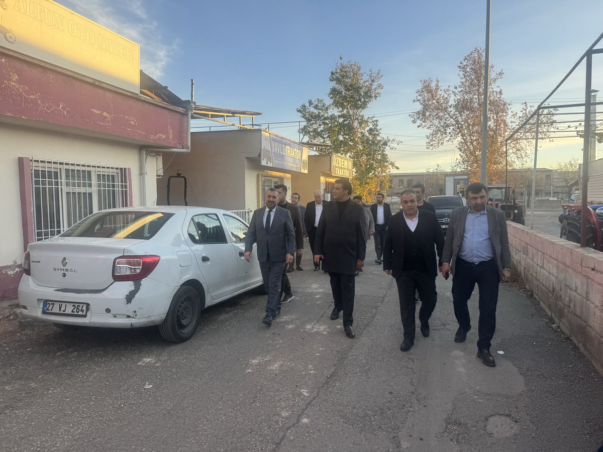 Şehitkamil Belediye Başkanımız Sayın Av. Umut Yılmaz, Gençlik Kolları Başkanımız ve başkan yardımcılarımızla birlikte Traktörcüler Sitesi’ni ziyaret ettik. Esnafımızla samimi sohbetler gerçekleştirerek talep ve önerilerini dinledik. Misafirperverlikleri ve ilgileri için