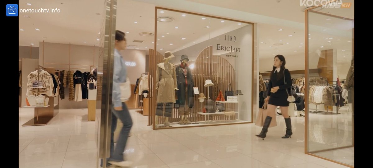 Rafola_21's tweet image. Impossível!! Era melhor ter colocado uma no norte e a outra no sul. Elas passaram uma de frente para a outra e não viram a semelhança? Que loucura é essa? Não fez sentido 

#TheFirstMan