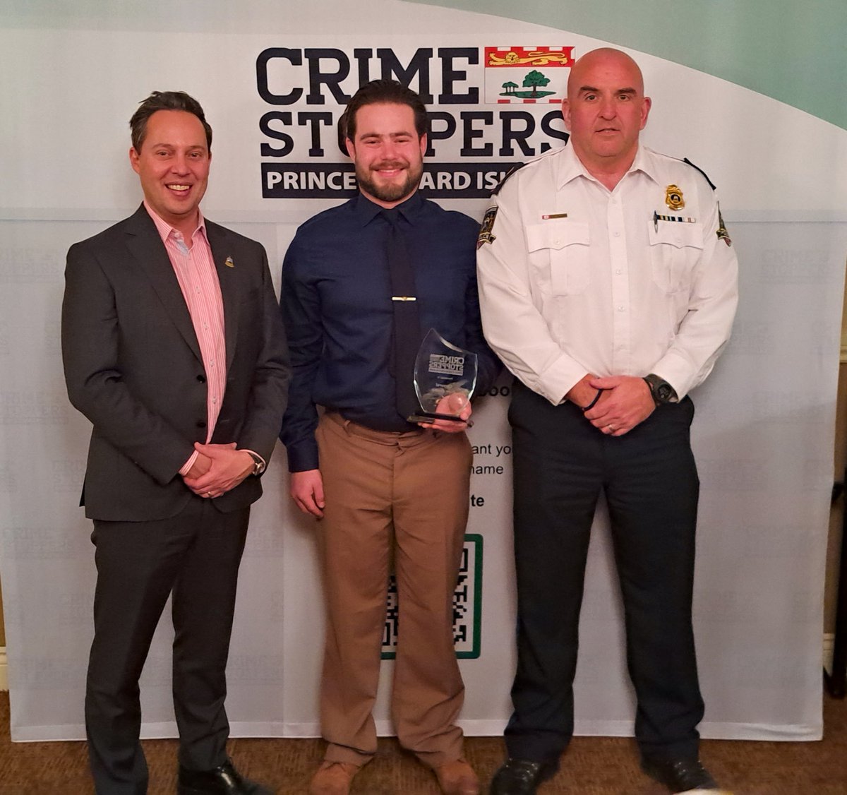 MUNICIPAL POLICE OFFICER OF THE YEAR 🎉 👏

Please join us in congratulating Cpl. Drew Beattie who was recognized today as the Crime Stoppers Municipal Police Officer of the Year.

📸 (L-R): Mayor Kutcher, Cpl. Beattie &amp; Chief Blacquiere.

#SummersidePolice