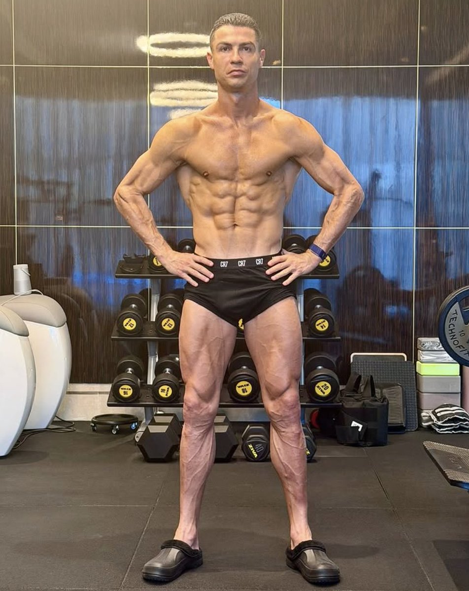 InvictosSomos's tweet photo. El juvenil de 40 años de edad. El monstruo competitivo por excelencia. El profesional definitivo. THE BEAST.