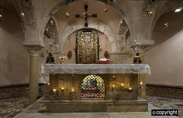 CudoRs's tweet image. Базилика у Барију где почивају мошти Светог Николаја Чудотворца. Икона изнад гроба је поклон нашег краља, Светог Стефана дечанског