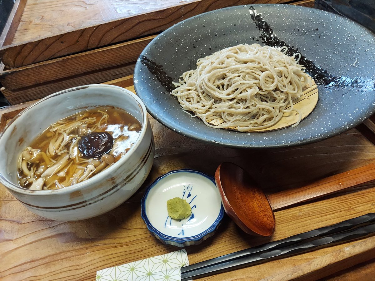 蕎麦うどん涼庵です。今回は「きのこあんかけつけ蕎麦」です。しいたけ、しめじ、まいたけ、えのき、エリンギ等5~7種のきのこを黄金だしであんかけにしました。キノコ好きにはたまらない一品です。うどん、きしめん、稲庭うどんは、つけ(冷)、かけ(温)があります。蕎麦は、つけ(冷)のみです。#涼庵