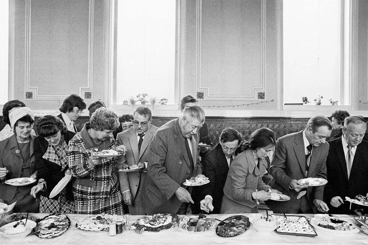 La postal de esta semana publica esta foto de Martin Parr, para prevenir a nuestros suscriptores, lectores y amigos de los excesos navideños, en especial de las celebraciones conjuntas, comidas de empresa, amistades y familia. wp.me/p9fWSA-c3P