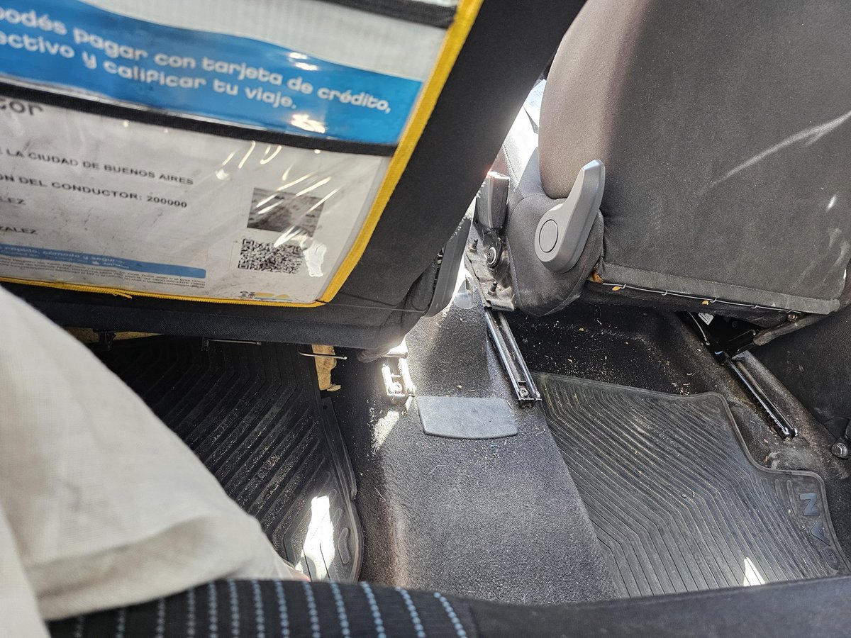 vim2808's tweet photo. @Uber_ARG Cuando van a dejar d aceptar Uber q ya son taxis??? Me cobró en efvo,me esperó en la vereda d enfrente d la avda y se dio el lujo d cobrarme espera,auto sucio, roto, oloroso,pegando volantazos, hablando x cel. maleducado, parado en las bocacalles. Quiero bloquearlo . https://t.co/Yt5i8hI8xS