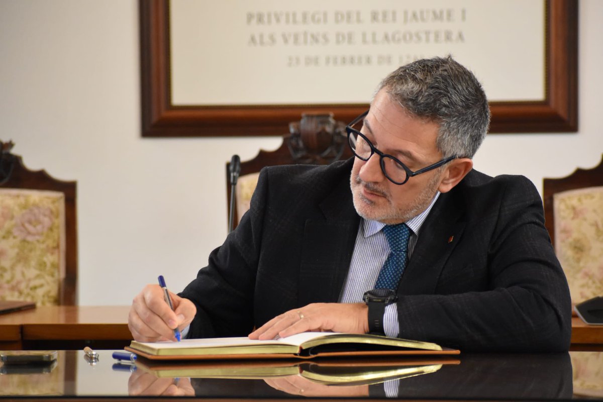 📣El conseller d'Empresa i Treball de la Generalitat de Catalunya, Miquel Sàmper, ha visitat avui #Llagostera 

🤝S'ha reunit amb l'equip de govern per tractar diversos temes d'interès local i de suport institucional.

✍️Ha signat el Llibre d'Honor de l'Ajuntament.