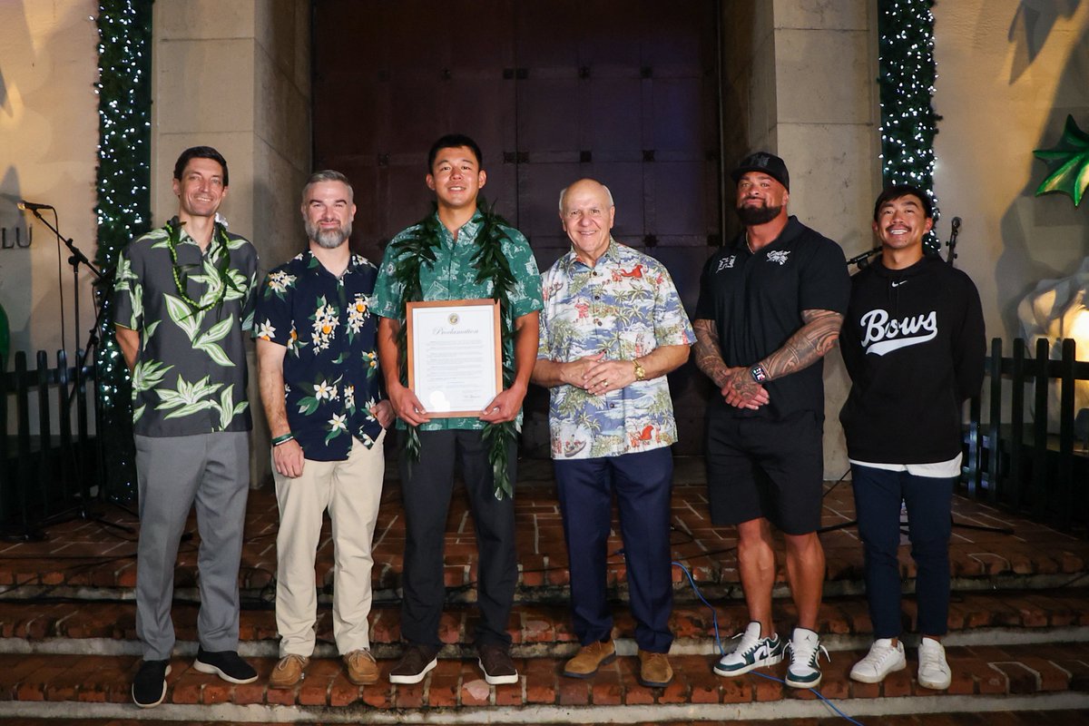 HawaiiFootball's tweet photo. Give him the keys to the city 🔑

Last night, Honolulu mayor Rick Blangiardi proclaimed December 18 “Kansei Matsuzawa Day” in a special presentation at Honolulu Hale.

#BRADDAHHOOD x #GoBows https://t.co/sEuvo4mWT7