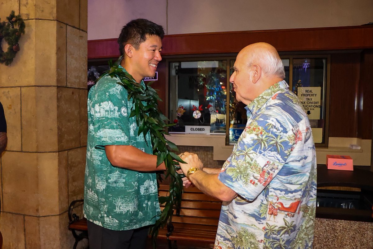HawaiiFootball's tweet photo. Give him the keys to the city 🔑

Last night, Honolulu mayor Rick Blangiardi proclaimed December 18 “Kansei Matsuzawa Day” in a special presentation at Honolulu Hale.

#BRADDAHHOOD x #GoBows https://t.co/sEuvo4mWT7