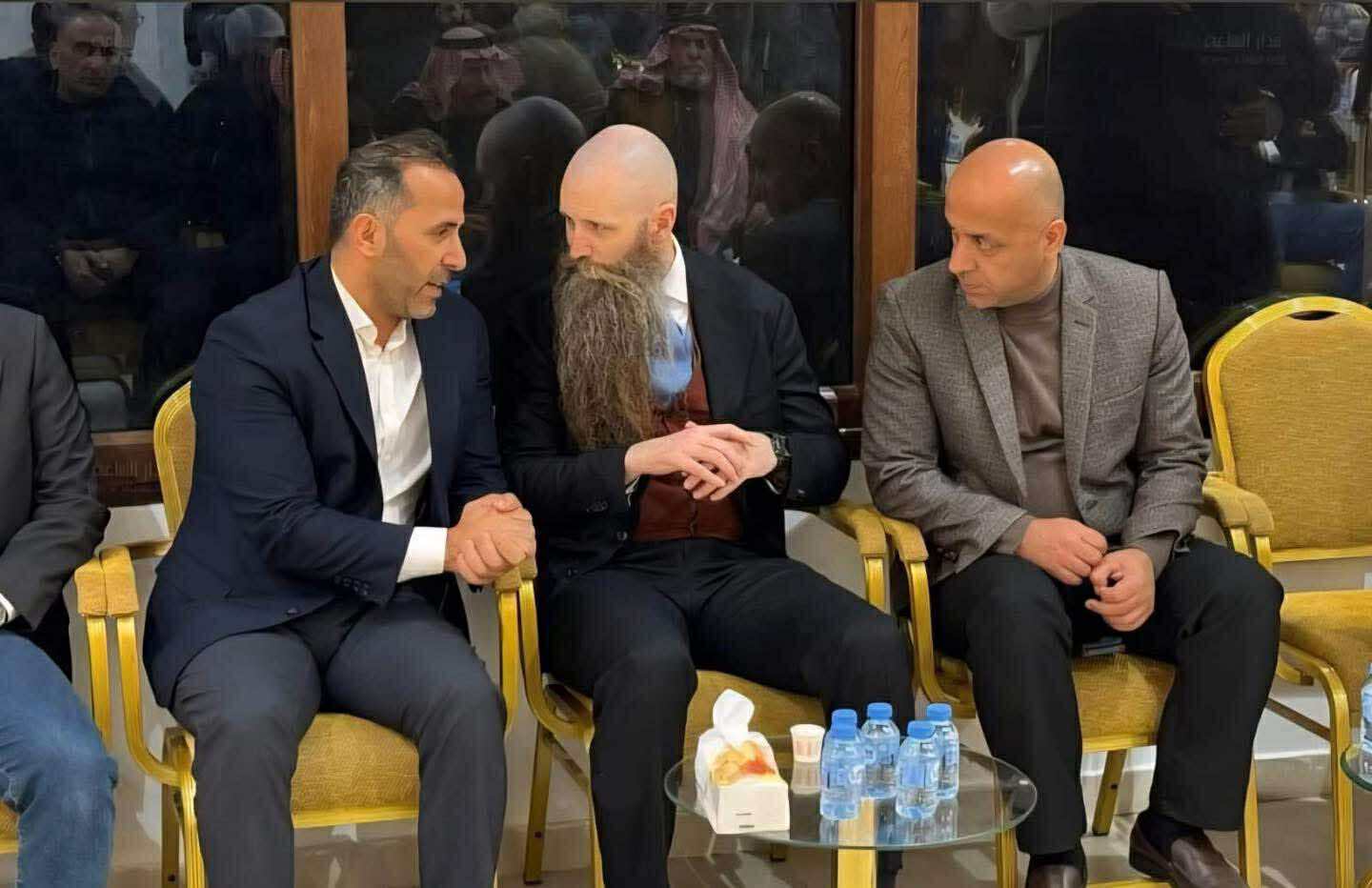 السفير الاميركي يؤدي واجب العزاء لعشيرتي الشبول والخلايلة في الرمثا والزرقاء 