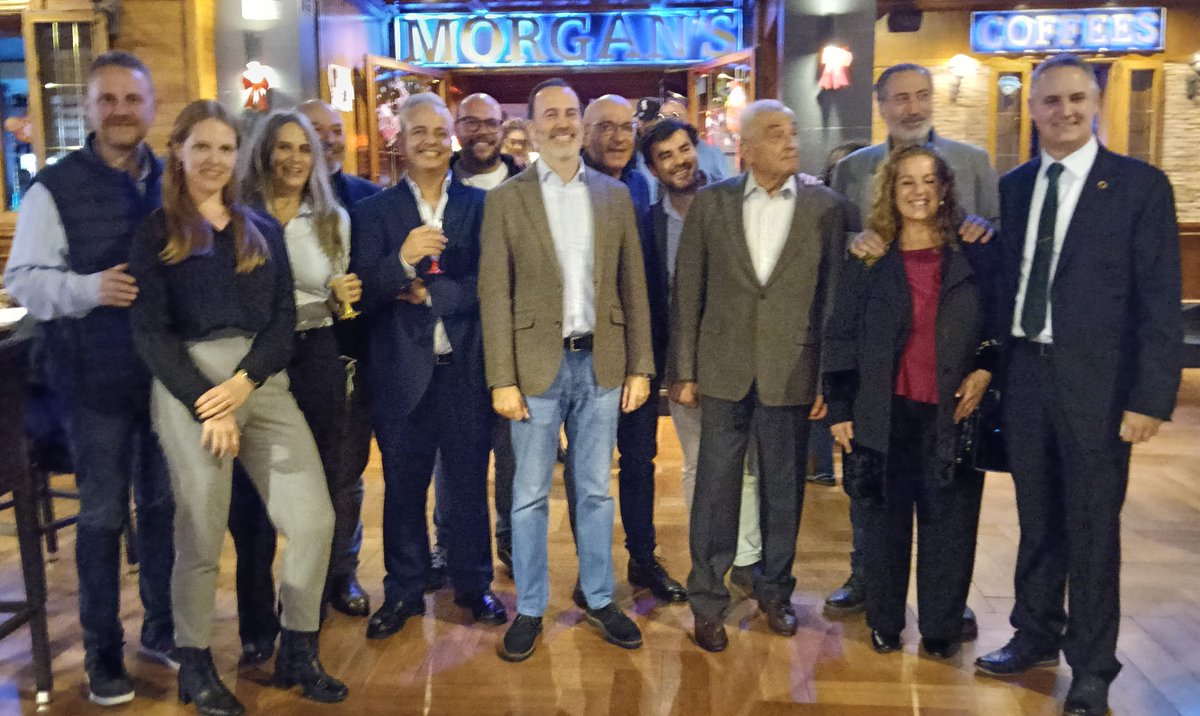 Nuestros consejeros, <a href="/tonigilimillan/">Antonio Gili Millán</a>  y <a href="/Gildepaz/">David Gil</a>, han asistido hoy a la tradicional copa de Navidad de <a href="/VoxCalvia/">VoxCalvia</a>, acompañando a nuestros concejales, cargos, afiliados y simpatizantes.
Un encuentro entrañable para compartir estas fechas tan señaladas. 🎄✨
#VoxUtil