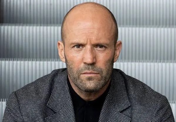 O motorista do deputado Sóstenes Cavalcanti (líder do PL na Câmara, homem forte do bolsonarismo e fantoche do Malafaia) tem um salário de 4 mil reais por mês, mas - vejam só! - movimentou 11 milhões de reais.

Deve ser o Jason Statham…