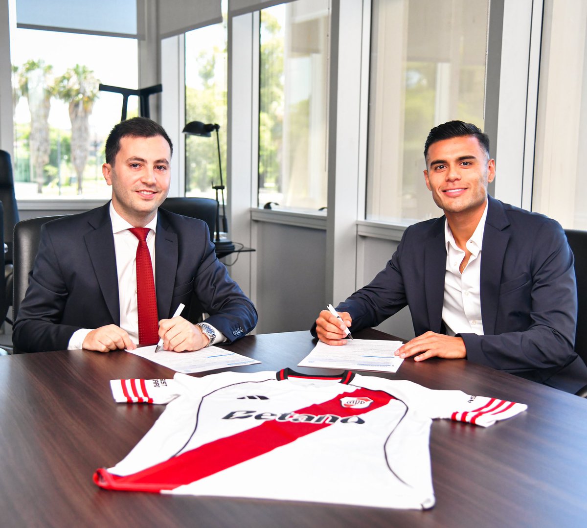 ✍🏻 Fausto Vera firmó su contrato junto a Stefano Di Carlo  y se transformó en nuevo jugador de #River. 

🤝🏻 Llega a préstamo hasta diciembre de 2026 con opción de compra.