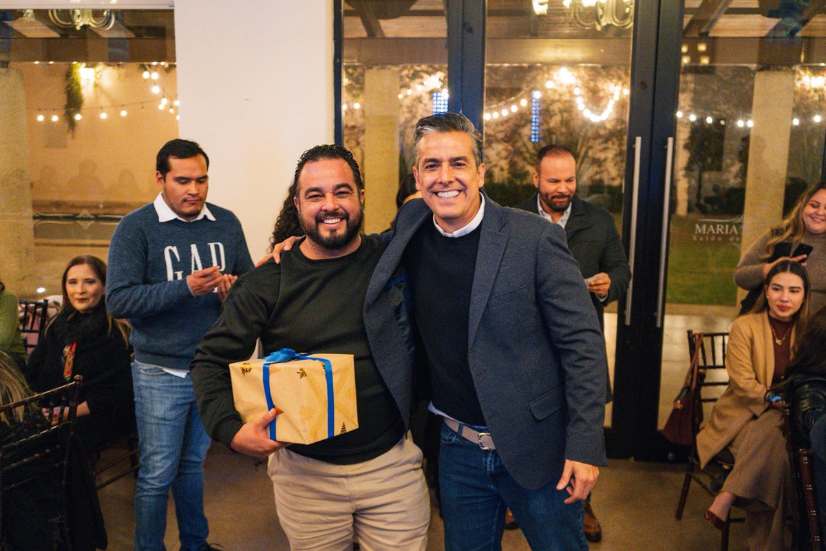 Una tarde para convivir, reír y agradecer 🎄✨
Así vivimos la posada con medios de comunicación: rifas, buena charla y mucho compañerismo.

Gracias por su disposición y por el trabajo que realizan todos los días 📰🤝
Su labor es clave para mantener informada a la ciudadanía