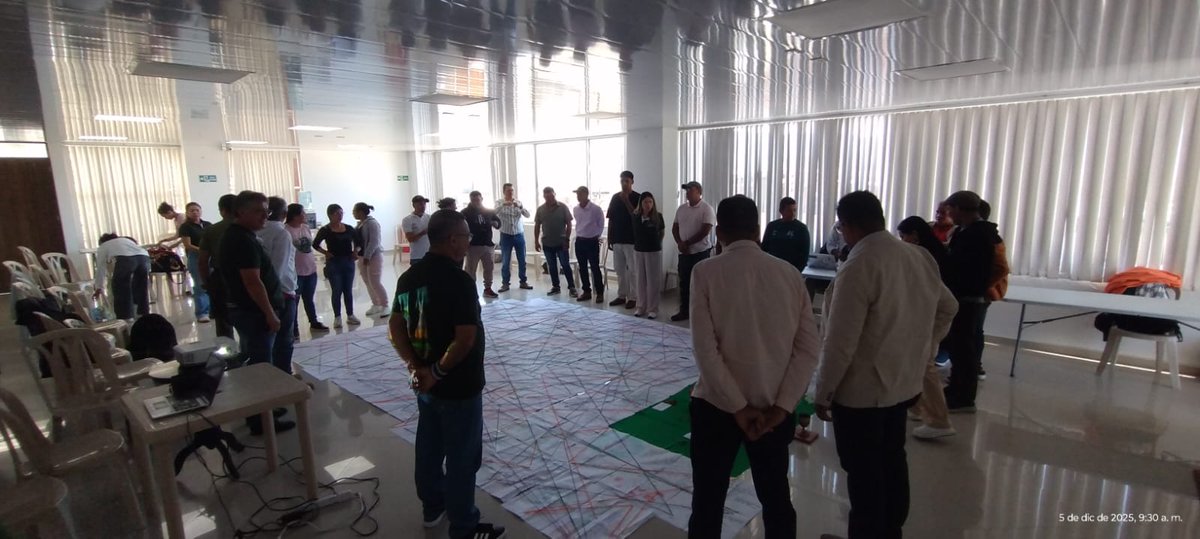 InstitutoSINCHI's tweet photo. 🌿🌊 El #InstitutoSINCHI hizo parte del Encuentro de la Red de Monitoreo de la Región Amazónica, realizado recientemente en Sibundoy (Alto Putumayo), un espacio de articulación que reunió iniciativas de monitoreo ambiental comunitario de los departamentos de Amazonas, Caquetá y Putumayo.

El encuentro, organizado por el @MinEnergiaCo, tuvo como propósito avanzar en la consolidación de una línea base de monitoreo ambiental con horizonte al 2026, fortaleciendo la toma de decisiones en el territorio amazónico. En esta oportunidad se presentaron los avances en el diseño de un prototipo de sistema de monitoreo de ecosistemas acuáticos, enfocado en la gestión sostenible de los recursos pesqueros en los ríos Putumayo y Amazonas.

🤝 Esta iniciativa se desarrolla de manera articulada con la @OTCAnews, el @MinAmbienteCo y seis localidades de la Amazonia colombiana, reafirmando el compromiso del Instituto SINCHI con una gestión ambiental basada en la evidencia científica y el trabajo conjunto con las comunidades.

#Amazonia
#MonitoreoAmbiental
#GestiónPesquera
#CienciaParaLaAmazonia
#MonitoreoComunitario