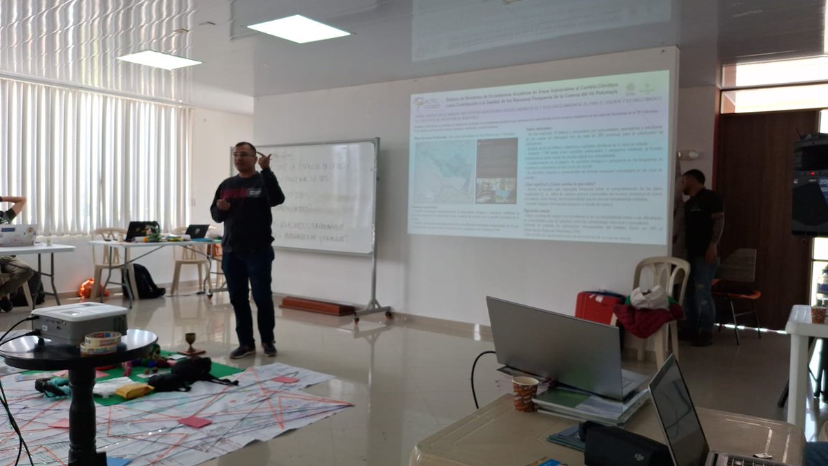 InstitutoSINCHI's tweet photo. 🌿🌊 El #InstitutoSINCHI hizo parte del Encuentro de la Red de Monitoreo de la Región Amazónica, realizado recientemente en Sibundoy (Alto Putumayo), un espacio de articulación que reunió iniciativas de monitoreo ambiental comunitario de los departamentos de Amazonas, Caquetá y Putumayo.

El encuentro, organizado por el @MinEnergiaCo, tuvo como propósito avanzar en la consolidación de una línea base de monitoreo ambiental con horizonte al 2026, fortaleciendo la toma de decisiones en el territorio amazónico. En esta oportunidad se presentaron los avances en el diseño de un prototipo de sistema de monitoreo de ecosistemas acuáticos, enfocado en la gestión sostenible de los recursos pesqueros en los ríos Putumayo y Amazonas.

🤝 Esta iniciativa se desarrolla de manera articulada con la @OTCAnews, el @MinAmbienteCo y seis localidades de la Amazonia colombiana, reafirmando el compromiso del Instituto SINCHI con una gestión ambiental basada en la evidencia científica y el trabajo conjunto con las comunidades.

#Amazonia
#MonitoreoAmbiental
#GestiónPesquera
#CienciaParaLaAmazonia
#MonitoreoComunitario