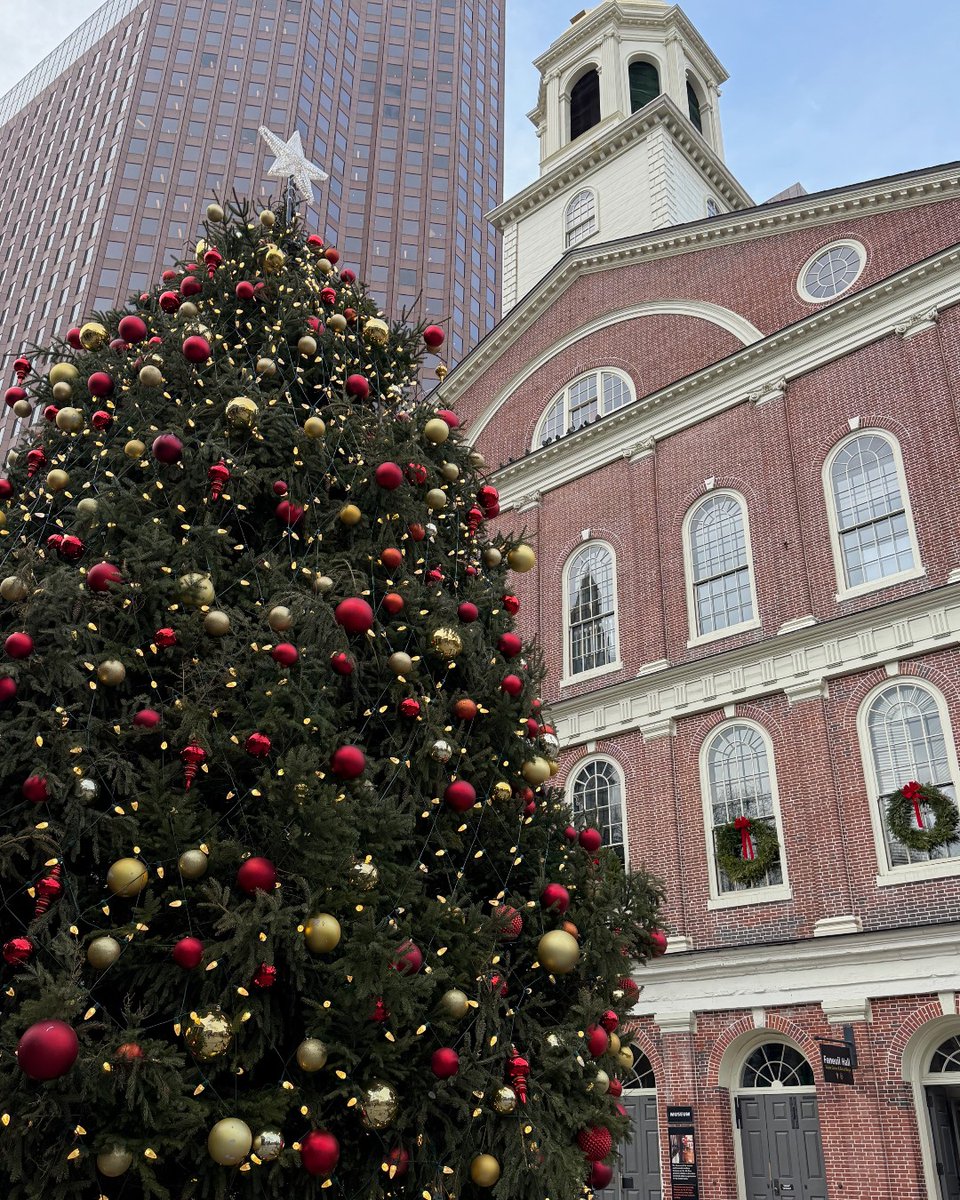TheFreedomTrail's tweet photo. #FestiveFriday from Faneuil Hall ⭐  

📍: @FaneuilHall 
.
.
.
#TheFreedomTrail #HistoricBoston #FaneuilHall https://t.co/bSurXUmkGS
