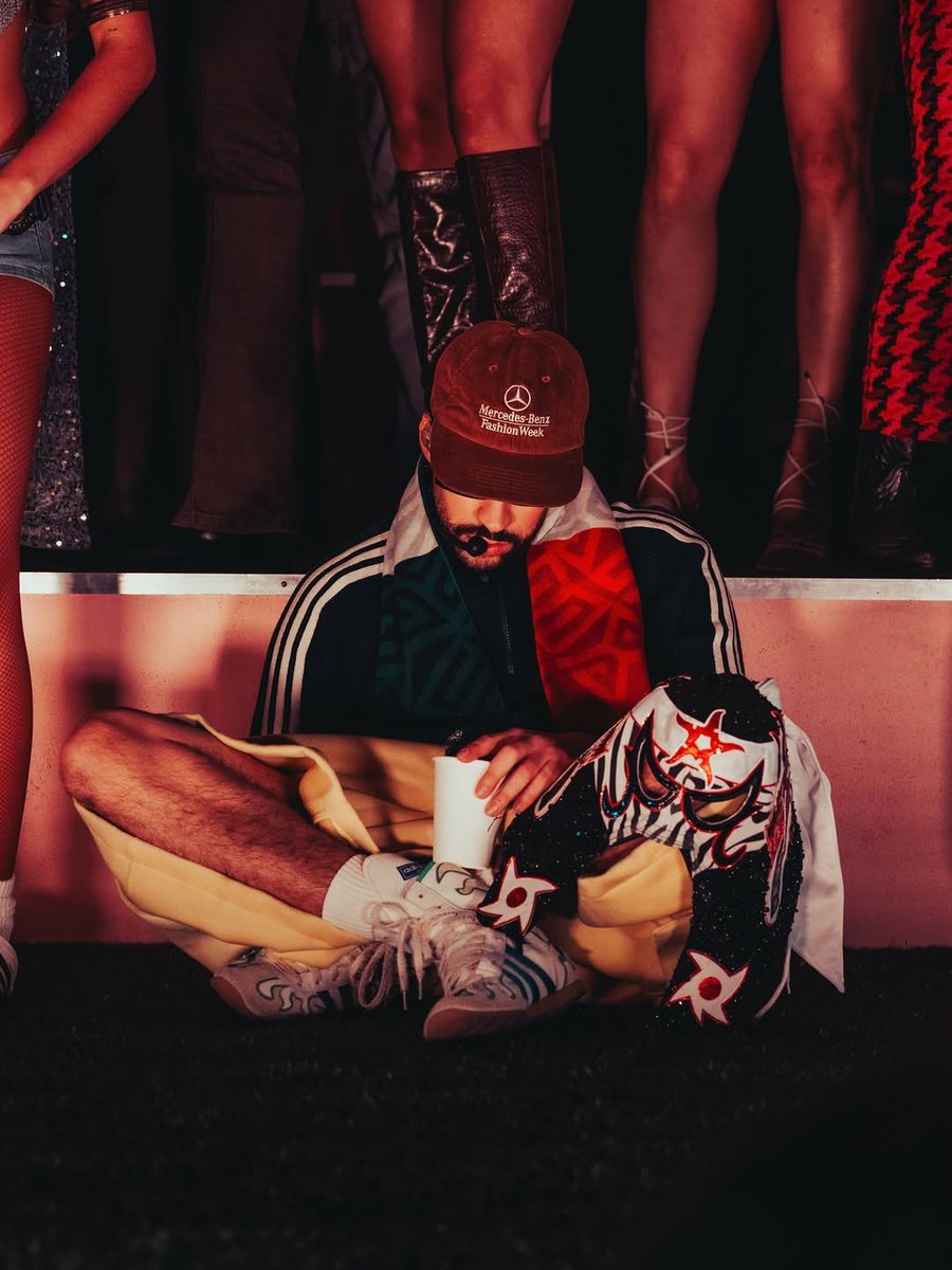 ProWFinesse's tweet image. Bad Bunny holding Penta's mask.

Cold.