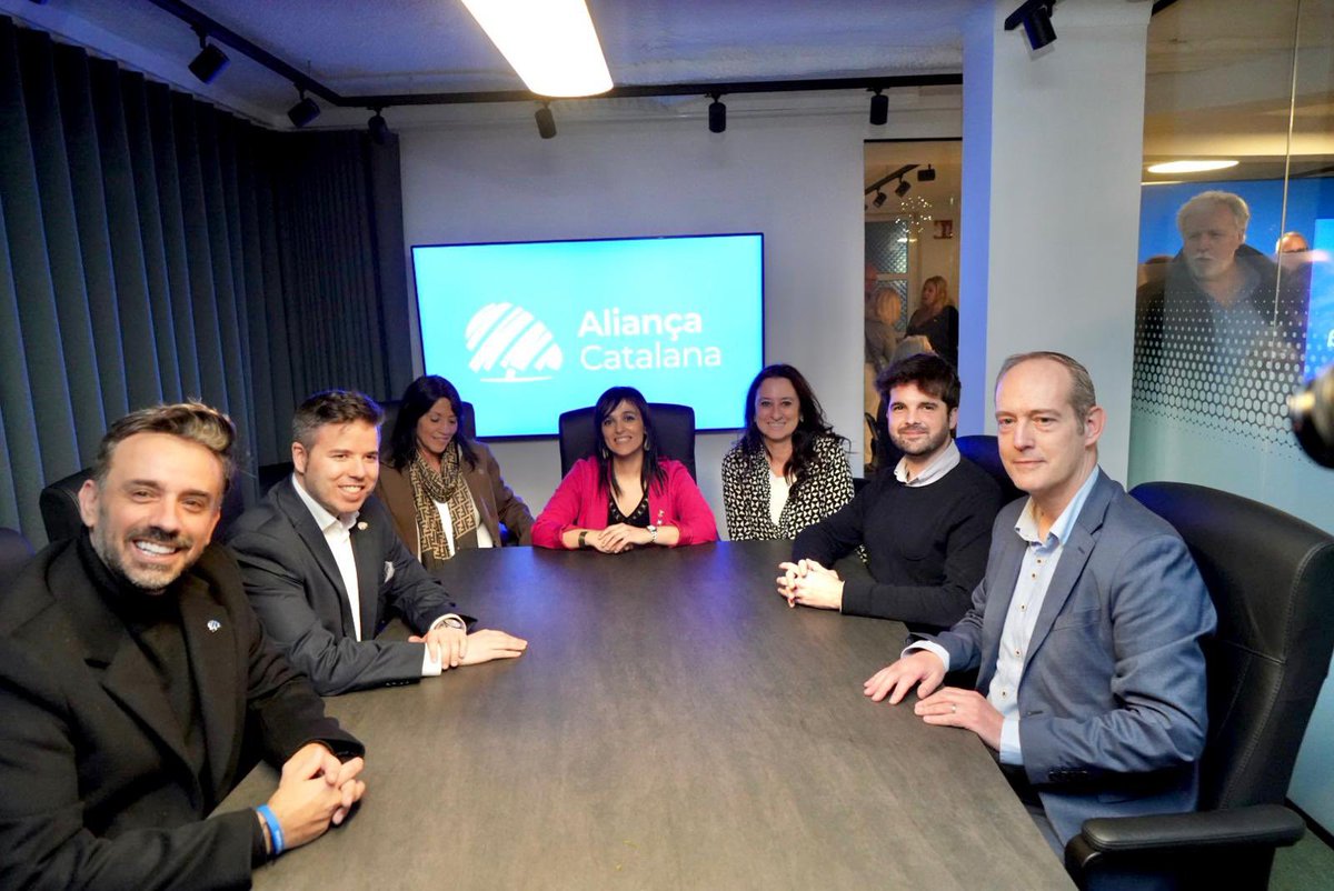 CatalunyaAC's tweet image. Avui hem ignaugurat la seu d’Aliança Catalana a Barcelona.

Un nou espai al servei del Barcelonès, per assolir una Catalunya lliure, pròspera, segura i occidental.

#SalvemBarcelona
💙 #SalvemCatalunya