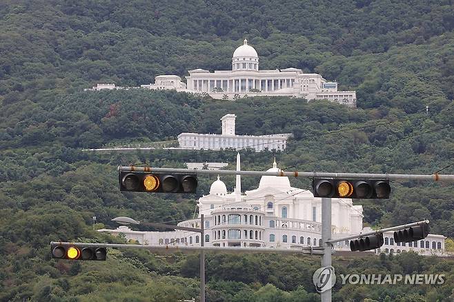 국민의힘과 통일교의 커넥션 의혹이 갈수록 점입가경입니다.

나경원 의원은 천정궁에 갔었냐는 질문에 왜 대답을 안하나요?

"예 아니오"로 대답해주세요.