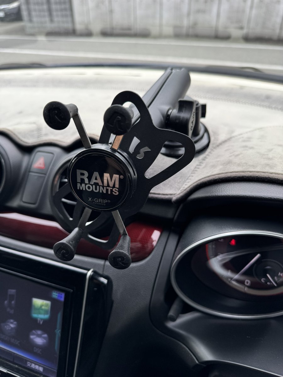前使ってたスマホホルダーがエアコンのルーバーごと折れて飛んでいったのでRAMマウント装着！
これだけで8千円越え
RAMマウントって高いのな💸