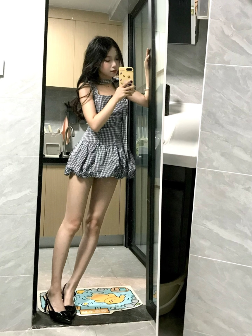 mochi_byte0's tweet image. please stop falling in love with the Cute Internet Girl on your phone.