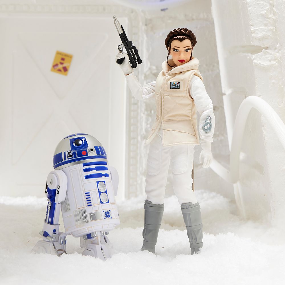 DisneyMerchShow's tweet image. It finally happened! The Empire Strikes Back LE Leia Doll (and #R2D2!) is on *40% off* at Disney Store as part of the mystery savings event. I just placed my order. Here's your affiliate link to shop/browse: jdoqocy.com/click-7474779-…