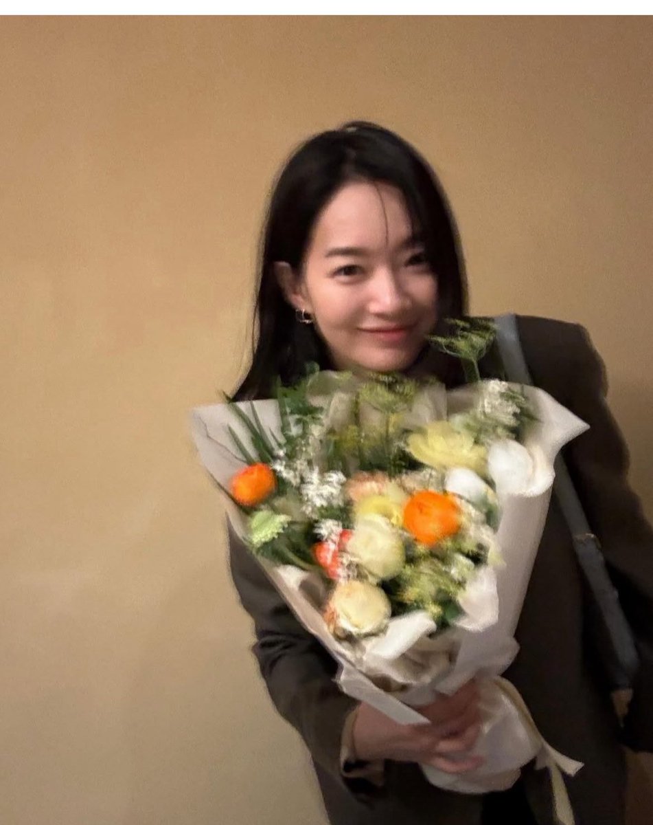 dandeaniee's tweet photo. happiest wedding to our most beautiful bride and groom 🥹🌷 may both of you have a healthy happy life #ShinMinah #KimWoobin *umbah umbah sebelum ikut kondangan* https://t.co/RTt6u4mbUp