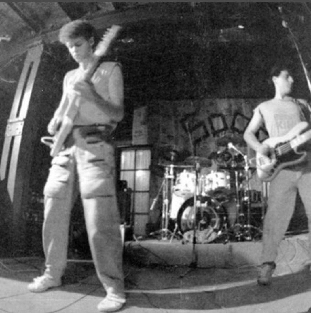 El 19 de diciembre de 1982 ocurrió algo que, en ese momento, parecía insignificante…

En una fiesta de cumpleaños, Cerati, Zeta y Charly tocaron juntos por primera vez.

Aún no existía la magnitud, aún no había multitudes… pero ahí nació Soda Stereo.