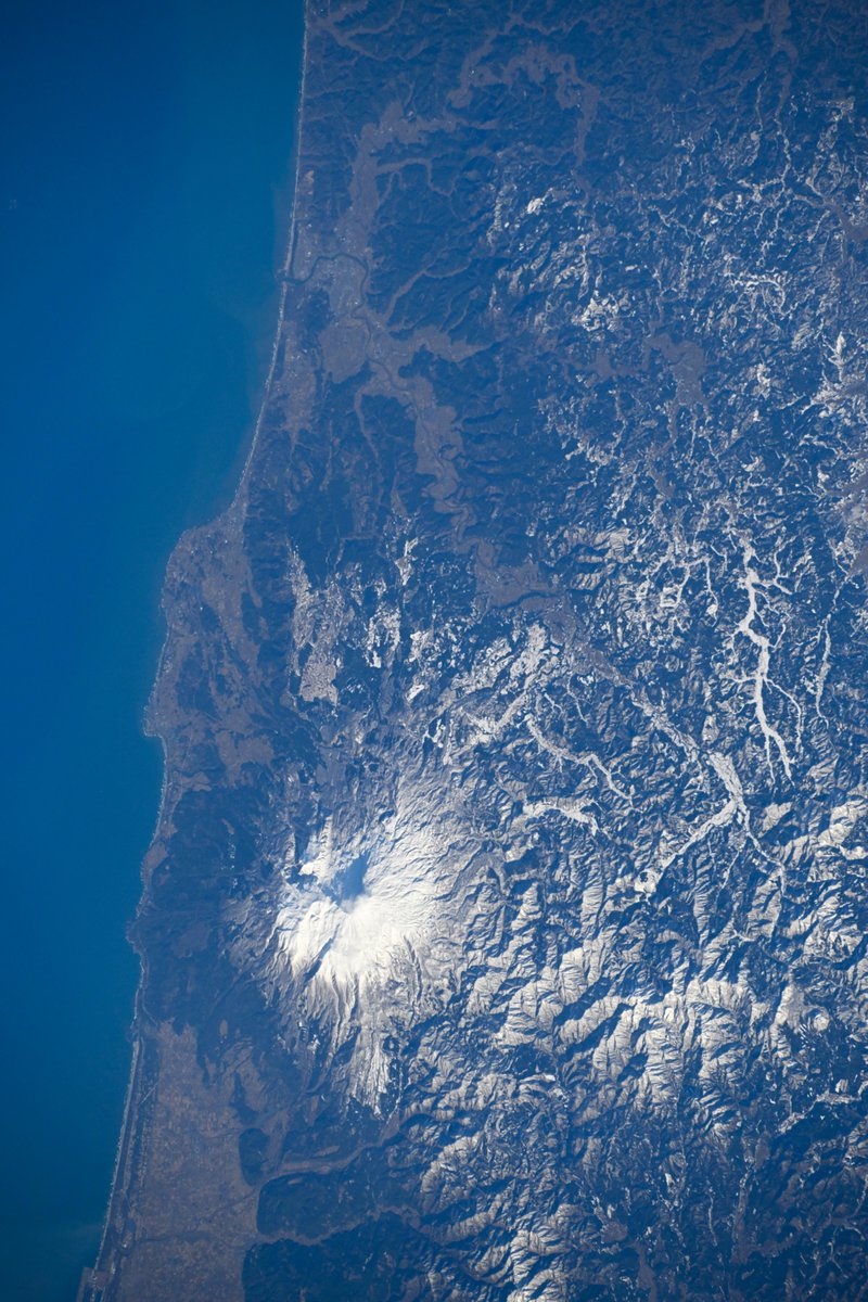 皆さん、こんにちは！
先ほど、東北地方の上を通過しましたので、その際の写真を共有いたします。
晴れた冬の日本海側を見る事ができたので、夜ふかしした甲斐がありました！
鳥海山がとても美しくて目を惹きました。
きっと、地域の方々に愛されている山なのでしょうね。