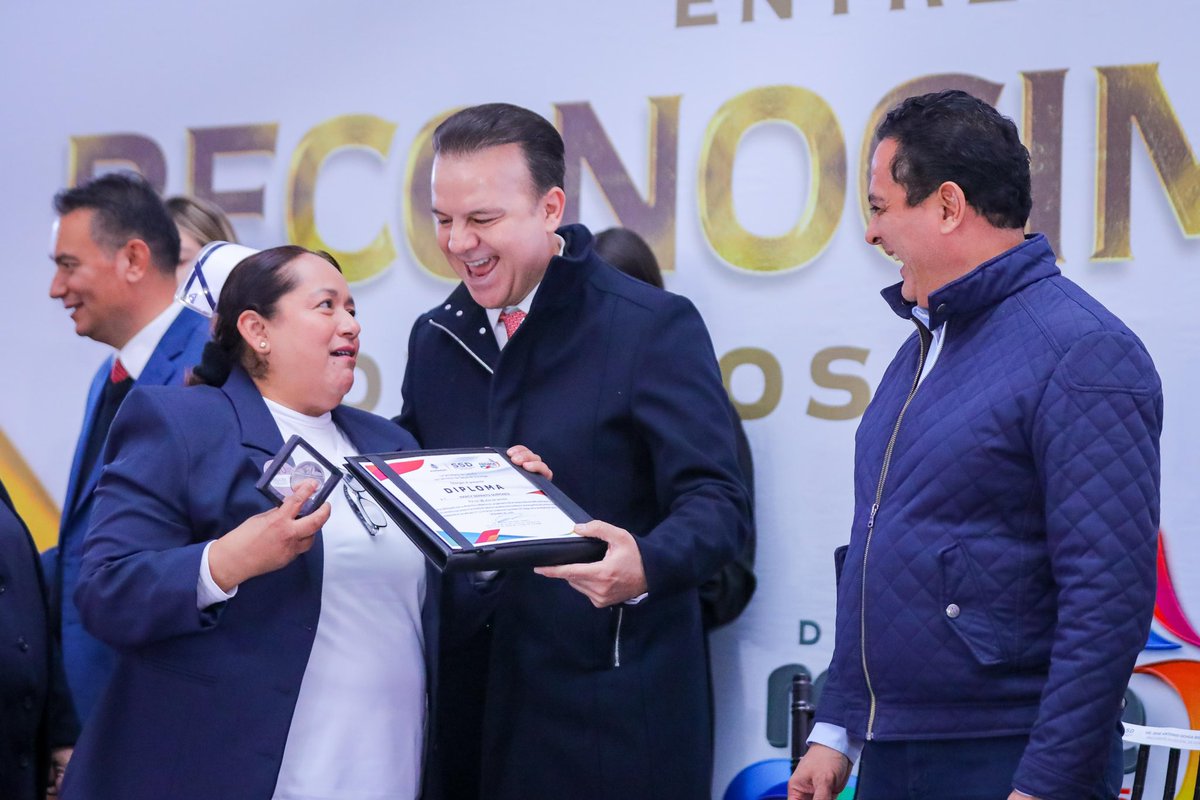 ¡Honor a quien honor merece!👏🏼

Gracias al personal de salud ⚕️por cuidar a la gran familia duranguense. Un gusto acompañar al gobernador <a href="/EVillegasV/">Esteban Villegas V.</a> para reconocer el esfuerzo y trabajo de las mujeres y hombres que siempre están para ayudar a los demás. 🏥

¡Felicidades por sus