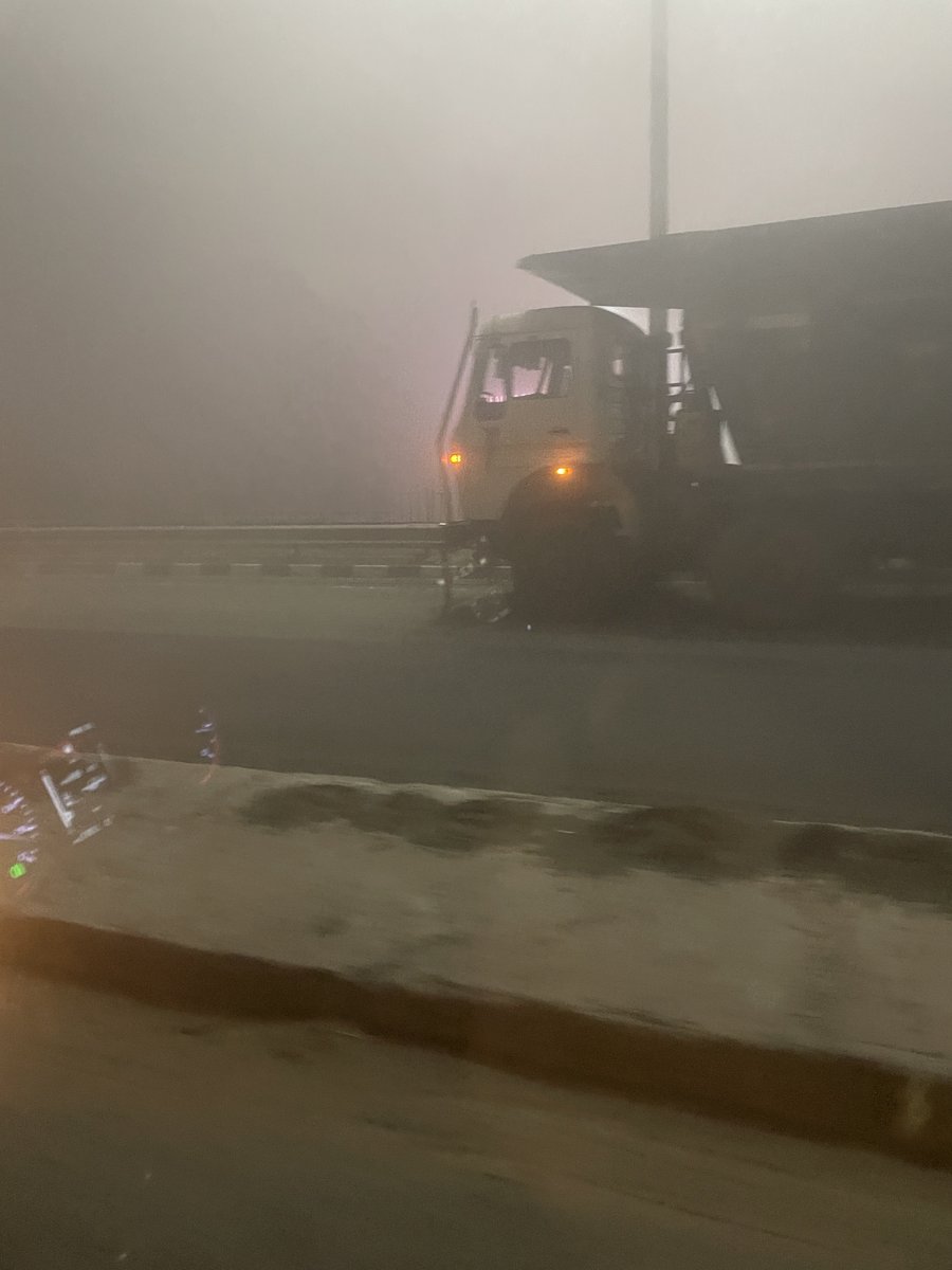 CyclingAddicted's tweet image. Road repair in dense fog at night by @NHAIRO_CHD @NHAI_Official on Chandigarh-Ambala Highway putting life of workers as well as commuters at risk 
Request to Please stop this at night @nitin_gadkari @OfficeOfNG @AjayTamtaBJP