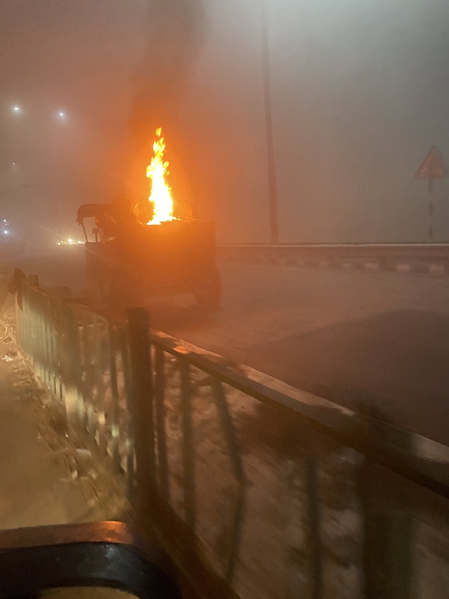CyclingAddicted's tweet image. Road repair in dense fog at night by @NHAIRO_CHD @NHAI_Official on Chandigarh-Ambala Highway putting life of workers as well as commuters at risk 
Request to Please stop this at night @nitin_gadkari @OfficeOfNG @AjayTamtaBJP