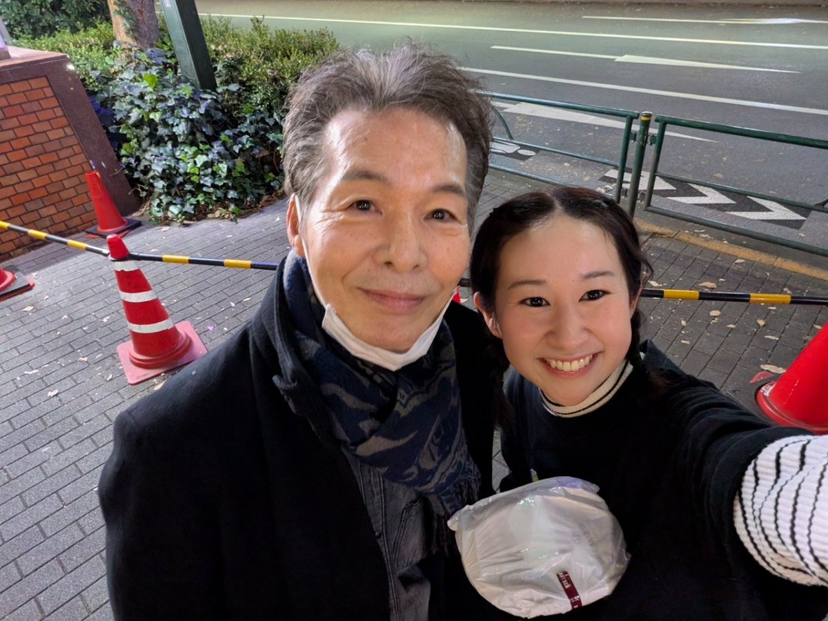 昨日来てくださった堂下さんと！📸♥
いい顔してるぅ〜🤭

本日12/20(土)
昼　13:00〜満席🤭
夜　18:00〜オススメ😳😳
お待ちしております🙇

#笑わせません勝つまでは

★ご予約
reserve.tolpa.jp/reserve/777545…