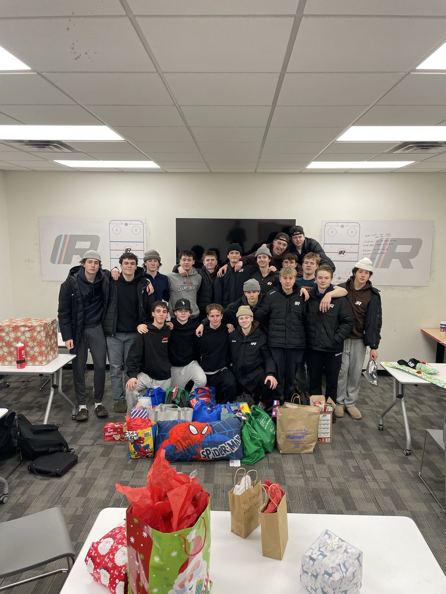 U17 Prep preparing hampers for the Christmas Cheerboard and also had a blast doing their own Secret Santa!