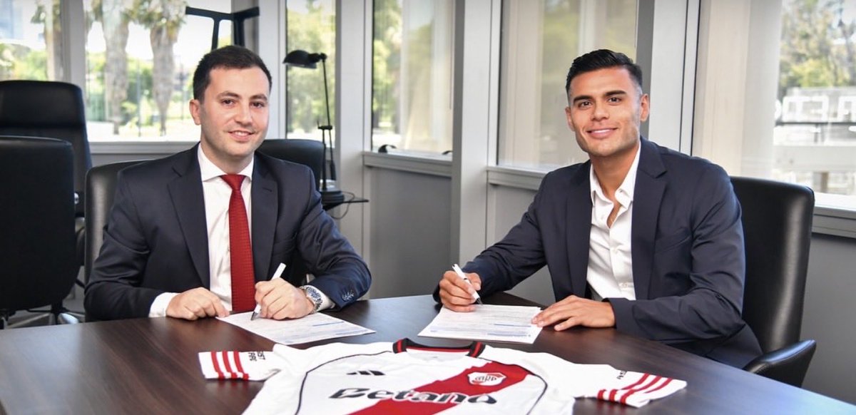 BIENVENIDO AL MÁS GRANDE
Fausto Vera ya es jugador de River Plate.
El mediocampista acordó su llegada al club mediante un préstamo por una temporada, con una opción de compra establecida. ⚪🔴⚪