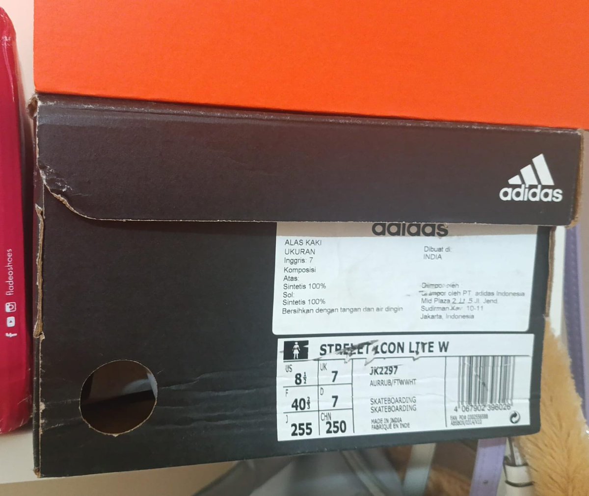 esshfm13's tweet photo. Jual urgent lagi BU, baru beli bulan november ini 

Price 650.000 (dari 1.070.000)
adidas size 40.5 (26cm)
Warna : maroon
Ga ada cacat / rusak 
Cod : BSD dan sekitarnya (bisa dikirim by pengiriman)

Dm me! Bisa nego tapi jgn sadis https://t.co/OWkAo33dNF