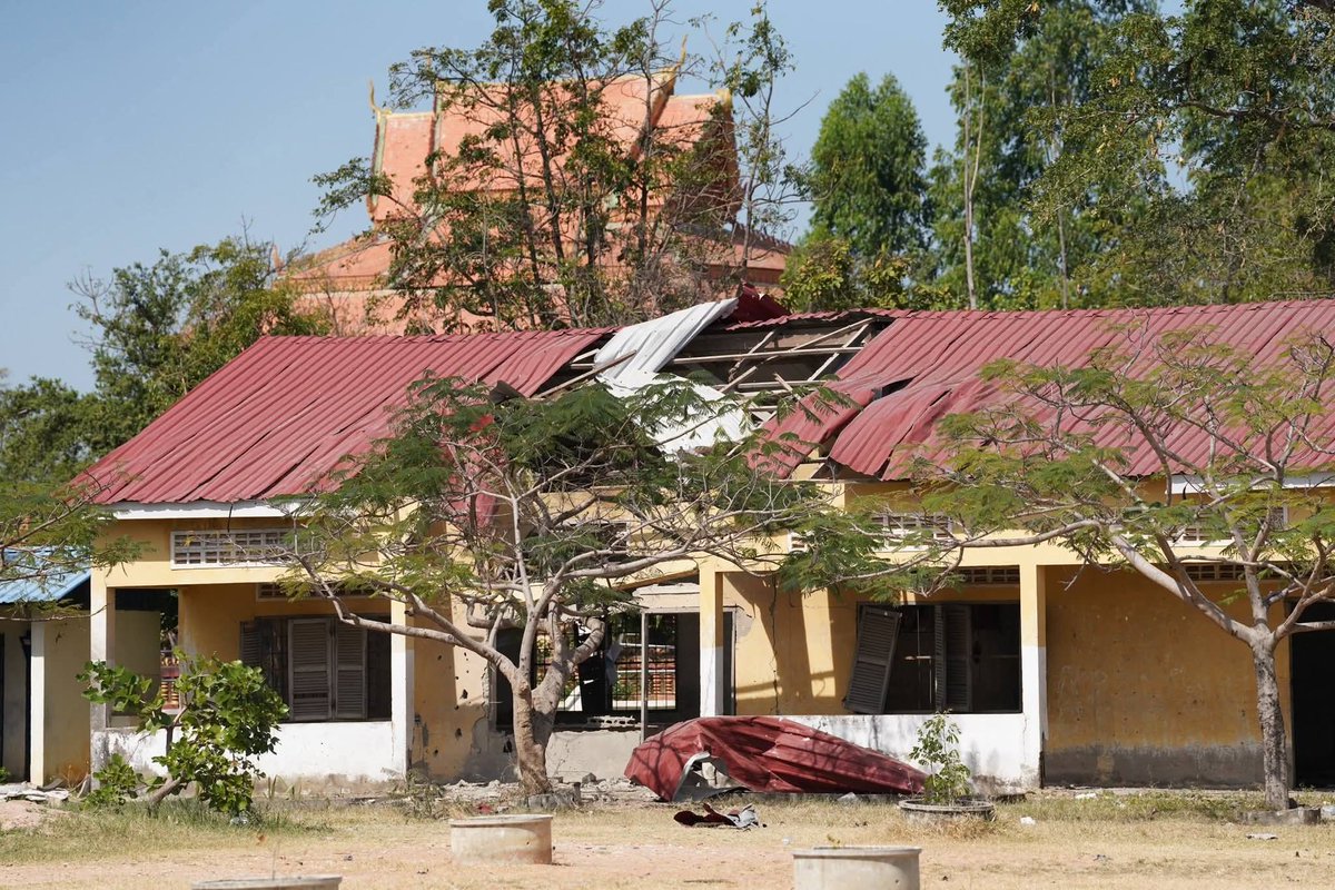 psokhantey's tweet photo. Is it scam centre elimination as Thai claim? Destroy Infrastructures and Kills civilians in the other country under eliminate scam reason.
(School at the Boeung Trakuan in Banteay Meanchey Province, which was severely damaged by shelling and bombing by the invading Thai soldiers) https://t.co/rsaj6Rfjsh