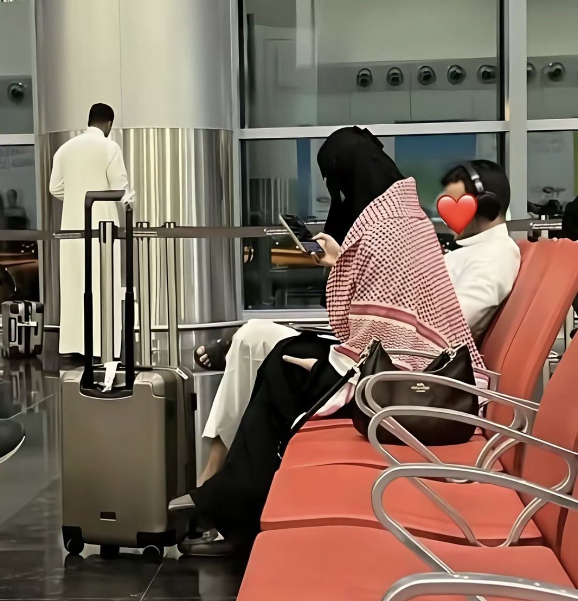 سليلة اللي لـ وقفو للخصم راغ
محبتك وانتي هي اغلى حاجتين

والله ماصبيت المبادي في فراغ 
انتي شعر وجهي وبنت الاكرمين

دام الوطن انسان لو اسكن بـراغ
ولا اشعر بغربه وحنا مسافرين

لك الأمان اللي على هيئة شماغ 
املي بي ايامك واملي بي اليدين

من وقف الدنيا لجل عينك وصاغ 
في قلادتك كوكب