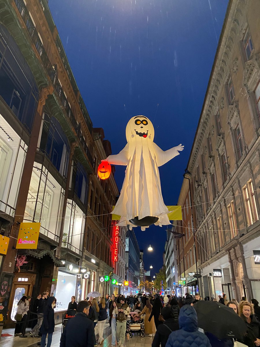 The experimentation and analytics space is passionate.
And that passion sometimes comes across as criticism.

Good intent. Poor landing.

When feedback turns into callouts,
people stop asking questions.
They stop testing.

Learning slows down because the fear of getting it wrong.