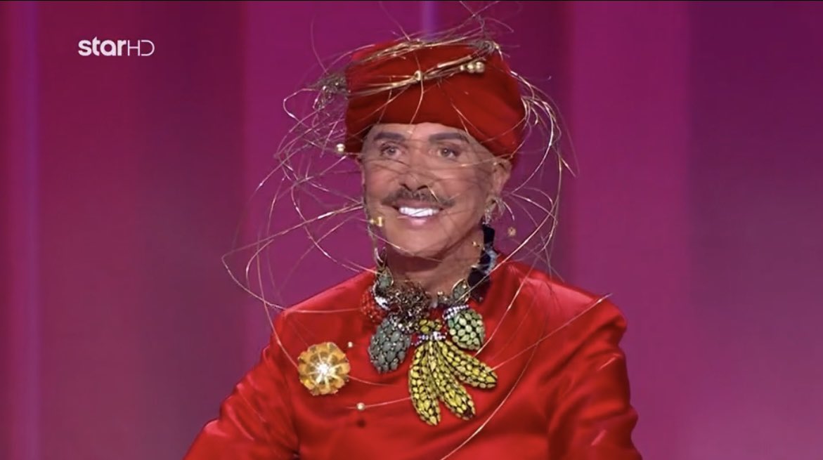 Πώς θα εμφανιστώ στα οικογενειακά τραπέζια για να μη με σαλιωσουν με τα φιλιά τους οι θειαδες #gntmgr