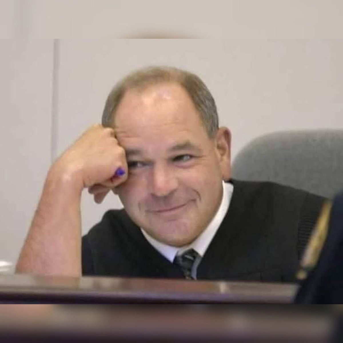 L’image montre un juge américain nommé Michael Sconty, dans l’État de l’Ohio.
Ce juge s’est fait connaître par des peines pour le moins originales, fondées sur le principe : « la sanction est de la même nature que l’acte ».
• Il a condamné sept jeunes à planter soixante-dix