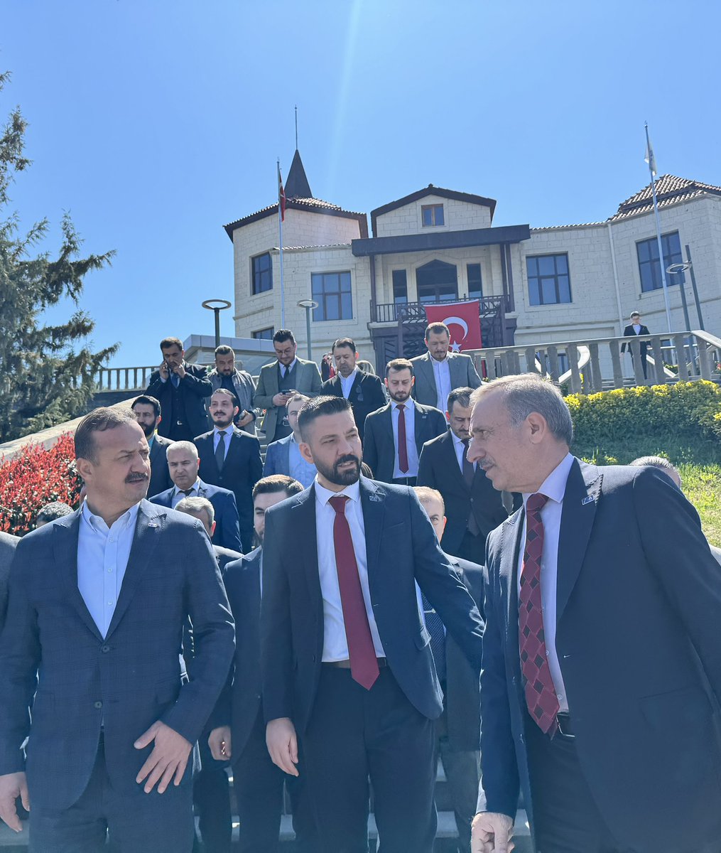 erdal_comak's tweet photo. Açık ve Net Konuşuyorum

Bir görevi bırakmak, davayı terk etmek değildir.
İşlerimin yoğunluğu sebebiyle; Anahtar Parti’ye bu aşamada daha fazla zaman ayırabilecek bir arkadaşımızın bu görevi üstlenmesi gerektiğini söyledim. Bunda anlaşılmayacak hiçbir şey yok.

Ama görüyorum ki bazıları bunu ya anlamak istemiyor ya da bilerek çarpıtıyor.

Biz bu hareketin içinde makam için bulunmadık.
Anahtar Parti, koltuk sevdalılarının barınağı değildir. Makamı bırakınca partiyi de bırakmış sayılmak gibi bir akıl tutulmasını kabul etmiyorum.

Görevi devretmek bir kaçış değildir.
Aksine, sorumluluk almaktır. Partinin menfaatini, kendi ismimizin önüne koymaktır. Bunu idrak edemeyenlerin niyeti zaten başkadır.

“Görevi bıraktıysa partiden de gitti” algısı üretenlere açıkça söylüyorum:
Ne dün buradaydık diye güçlenmiştik, ne bugün görev bıraktık diye yok sayılırız.

Gözünüz de gönlünüz de bu kadar kararmış olamaz.
Bizimkisi ne hesap ne koltuk ne de çıkar meselesidir.
Bizimkisi sadece memleket sevgisidir.

Anahtar Parti’nin içindeyim.
Mücadelenin içindeyim.
Ve bu yürüyüş, unvanla değil iradeyle yürür.