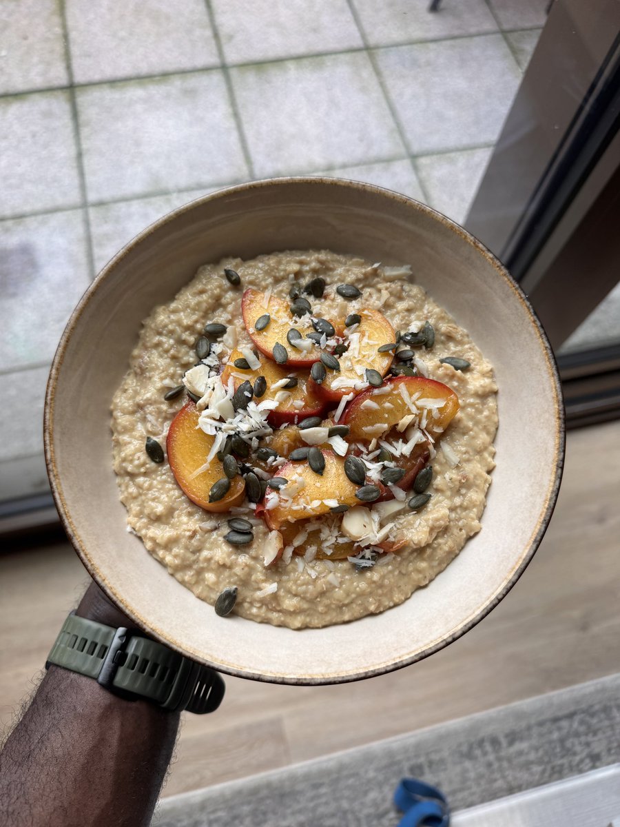 jeffreyboadi_'s tweet image. This is (yet) another sign for you to be putting stewed fruits on top of your oats 🥣